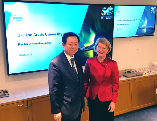 성 총장은 지난 6일 노르웨이 트롬쇠대학교도 방문해 안네 후쎄벡 총장 등과 미팅을 가졌다. 안네 후쎄벡 총장은 성 총장의 방문을 환영하며, 북극 연구 분야에서의 양교 교류협력을 인문, 사회, 경영 등 여러 분야로 확대 발전시키자고 제안했다. 성 총장은 북극 연구 분야에서 선도적인 역할을 하는 트롬쇠대에 대해 지대한 관심이 있다고 전하며, 해당 분야 양교간 협력 수준을 다방면으로 확대하기를 희망한다고 밝혔다. 서울대 제공